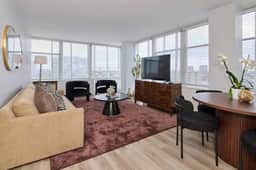 Comfortable 3BR Near McCormick & City Views