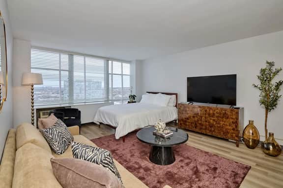 Modern Studio Near McCormick | Gym & Rooftop