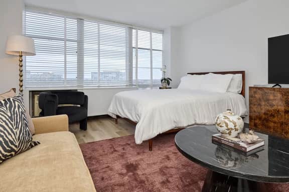 Modern Studio Near McCormick | Gym & Rooftop