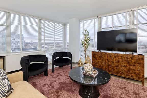 Comfortable 3BR Near McCormick & City Views
