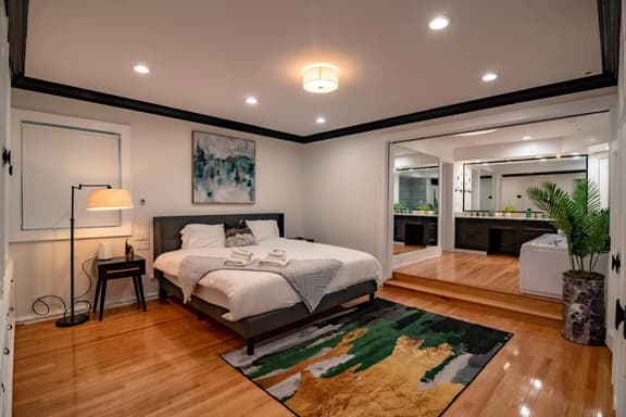 Modern 4BR Gold Coast | Duplex with Jacuzzi + Balcony