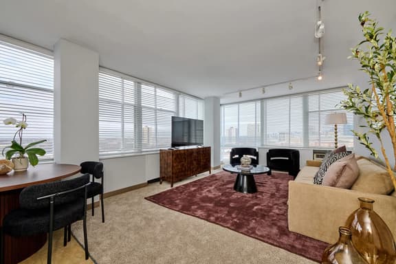 Spacious 3BR Sleeps 8, 5 Min to McCormick *Gym + Rooftop