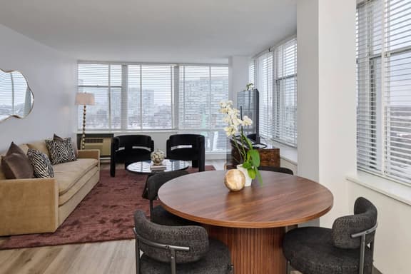 Comfortable 3BR Near McCormick & City Views