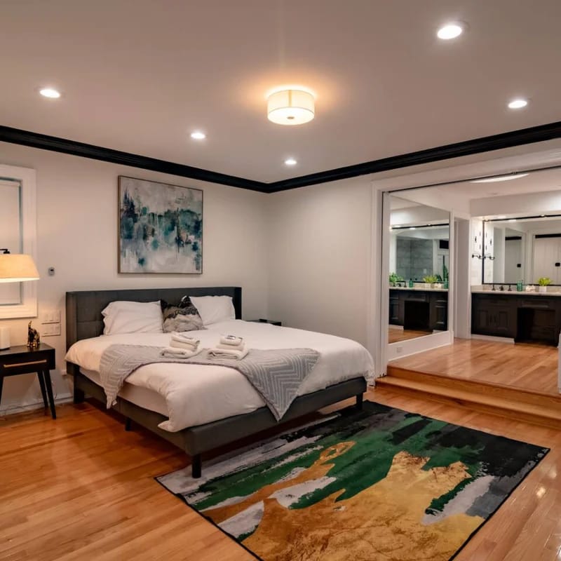 Modern 4BR Gold Coast | Duplex with Jacuzzi + Balcony