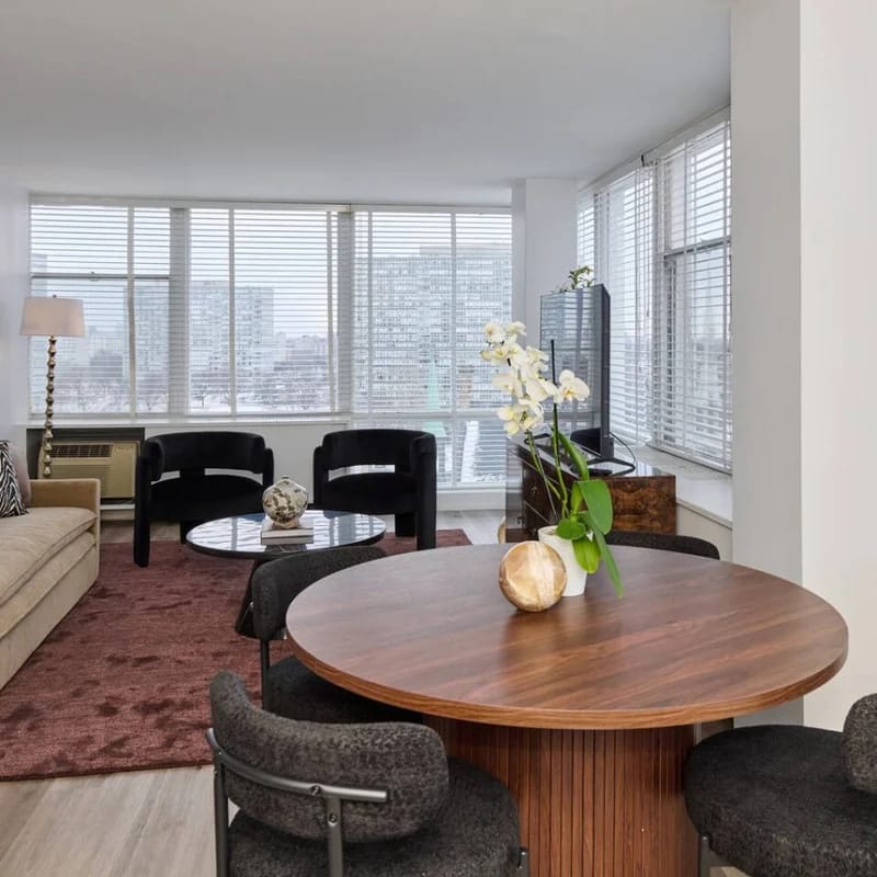 Comfortable 3BR Near McCormick & City Views